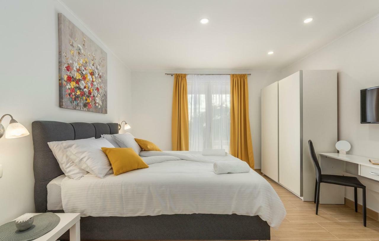 Apartment Kata With Private Pool Radetići Exterior foto