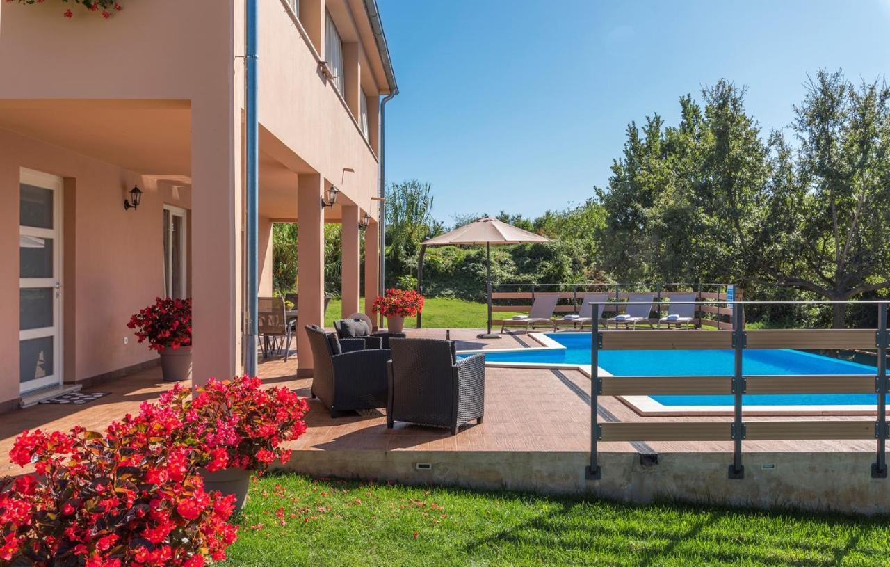 Apartment Kata With Private Pool Radetići Exterior foto